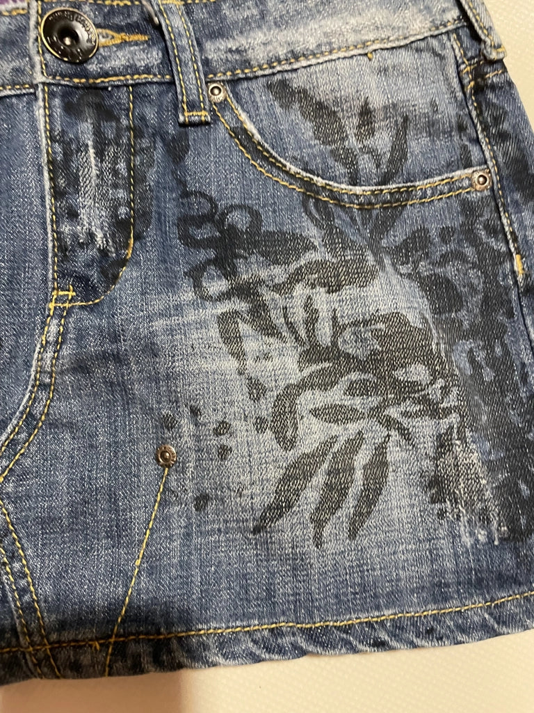 detail view, Low Rise Printed Denim Mini Skirt Dark Floral Monicas Fashion, vintage Y2K second hand piece, image 5