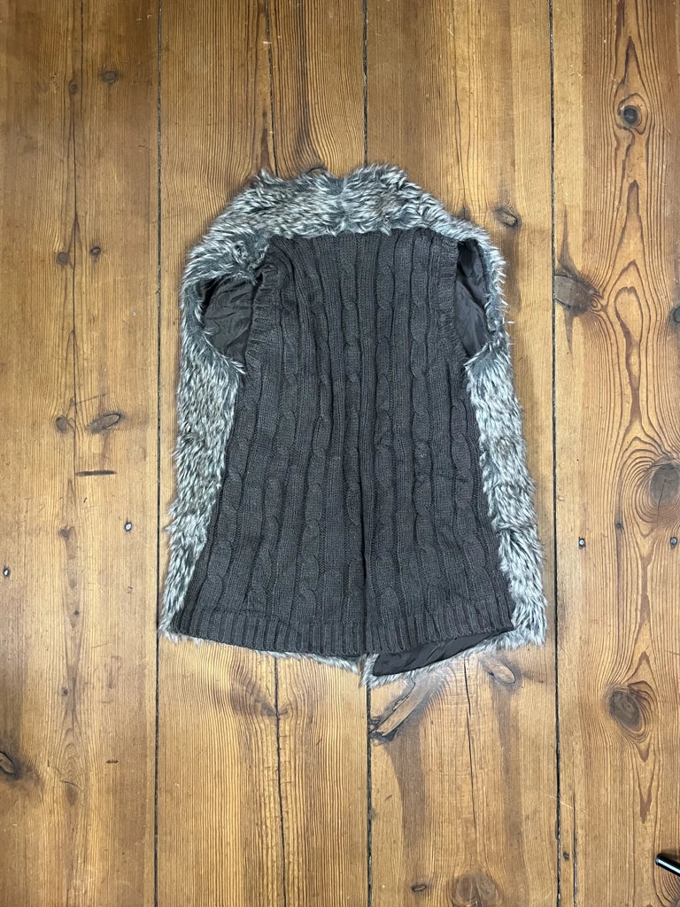detail view, Joseph A Faux Fur Vest, vintage Y2K second hand piece, image 4
