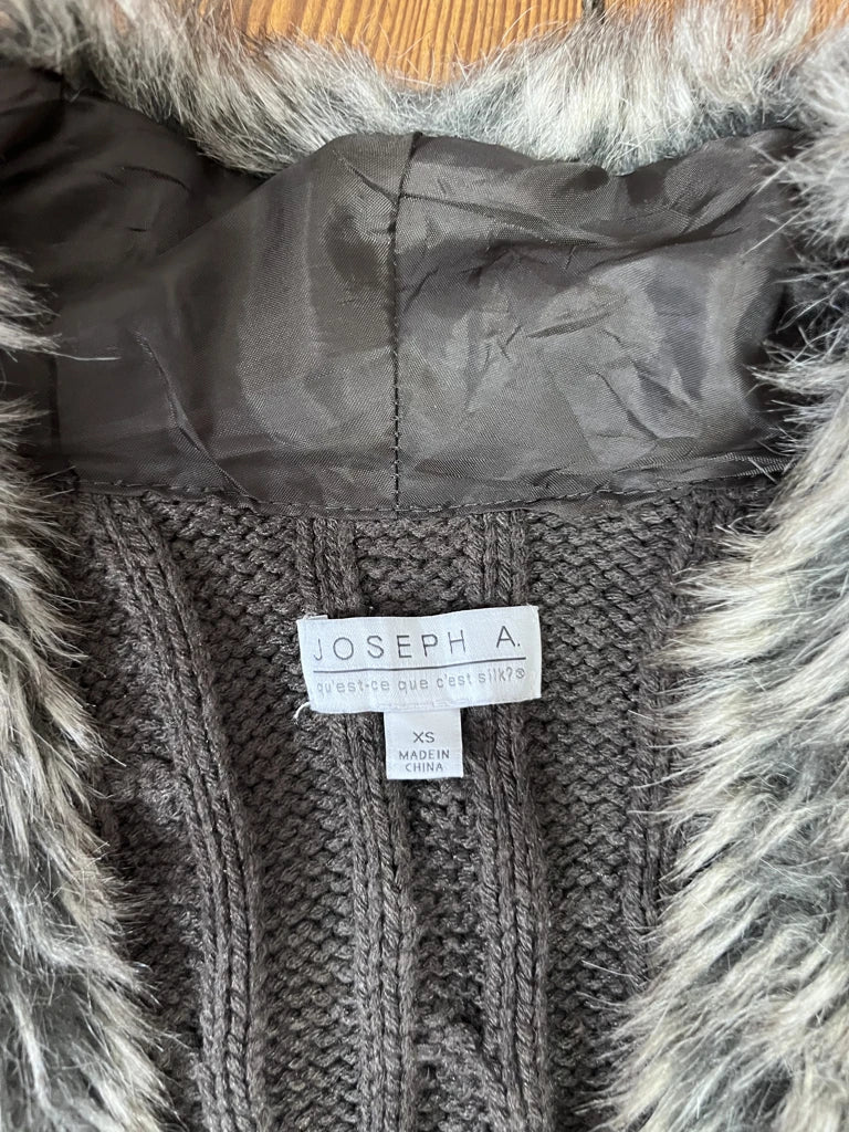 detail view, Joseph A Faux Fur Vest, vintage Y2K second hand piece, image 5