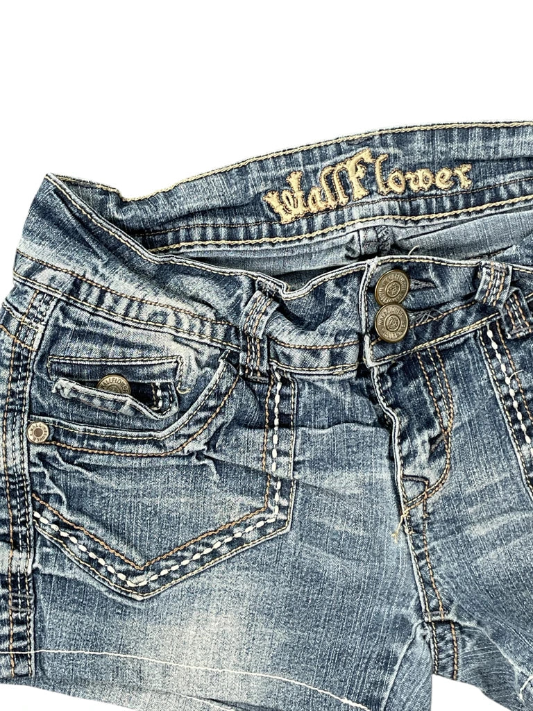 detail view, Wallflower Wall Flower Double Button Pocket Denim Hotpants, vintage Y2K second hand piece, image 4