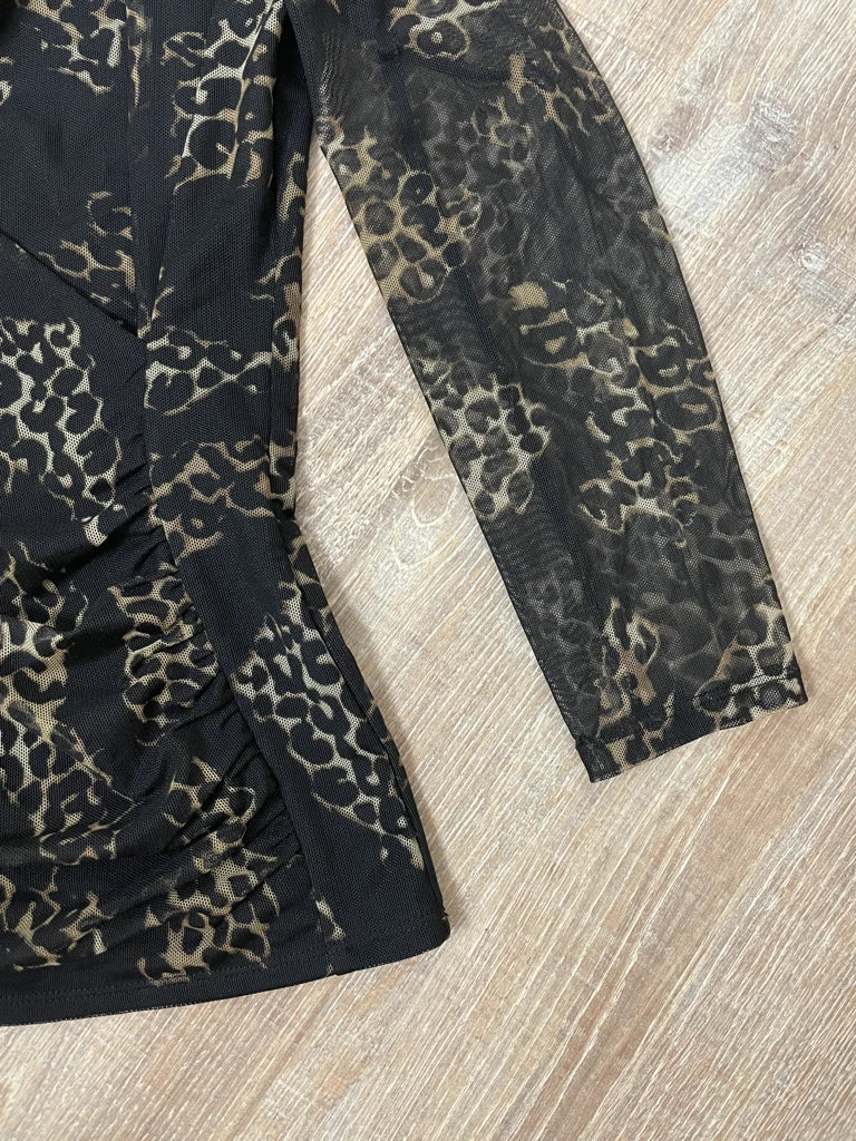 detail view, DKNY Leopard Shirt, vintage Y2K second hand piece
