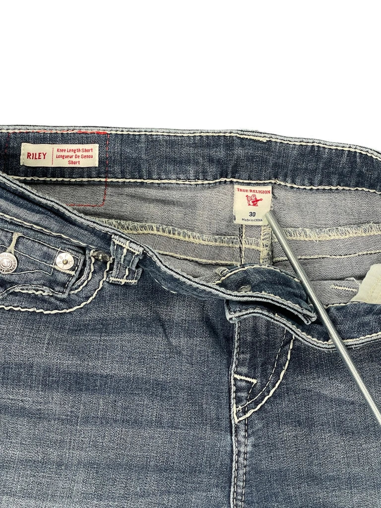 detail view, True Religion Light Wash 3/4 Vintage Denim Pants, vintage Y2K second hand piece, image 4
