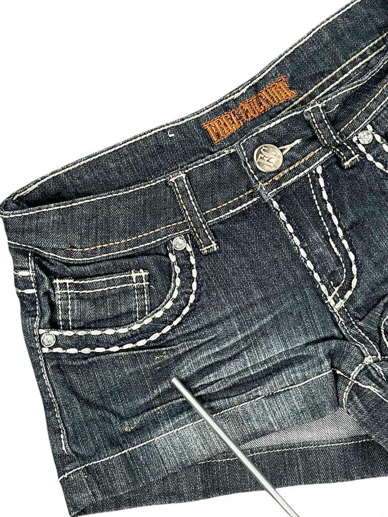 detail view, Free Culture Dark Wash Vintage Denim Hotpants, vintage Y2K second hand piece, image 4