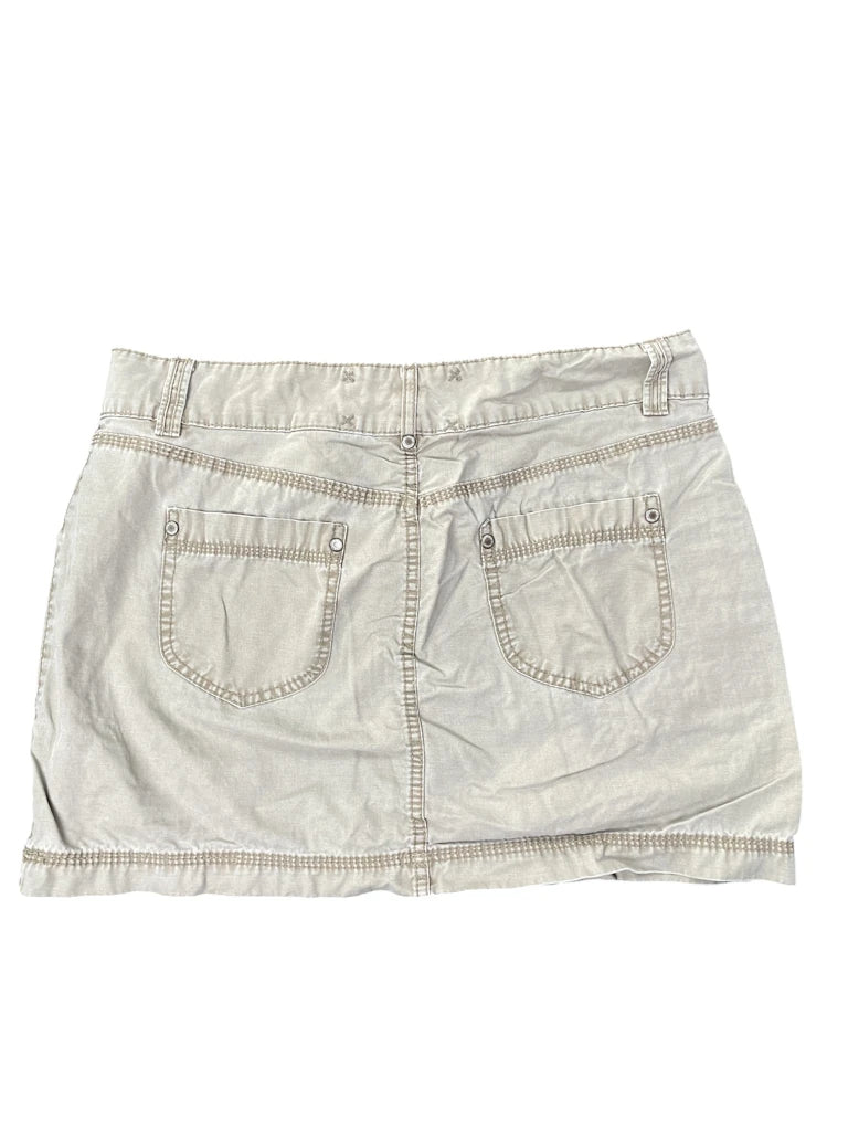 detail view, H&M Earthtone Pocket Skirt in Cargo Style, vintage Y2K second hand piece, image 4