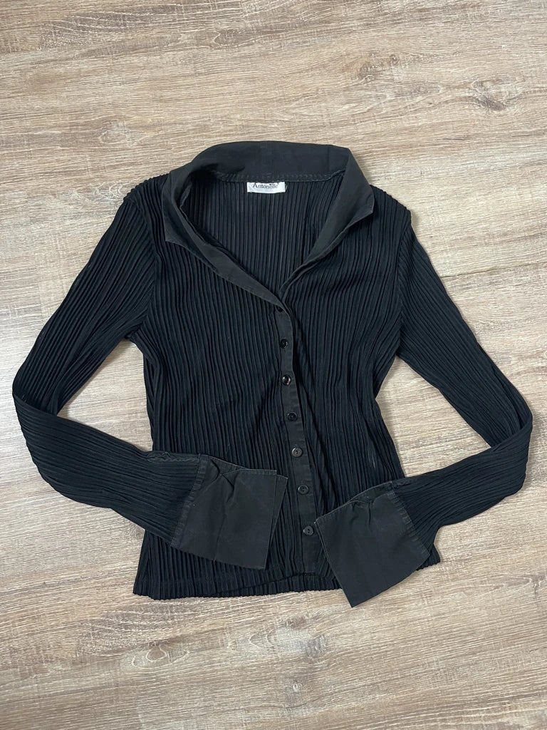 detail view, Antonelle Classic Black Shirt, vintage Y2K second hand piece, image 6