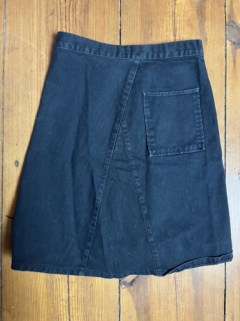 detail view, United Colors of Bennetton Dark Blue Midi Skirt, vintage Y2K second hand piece, image 4