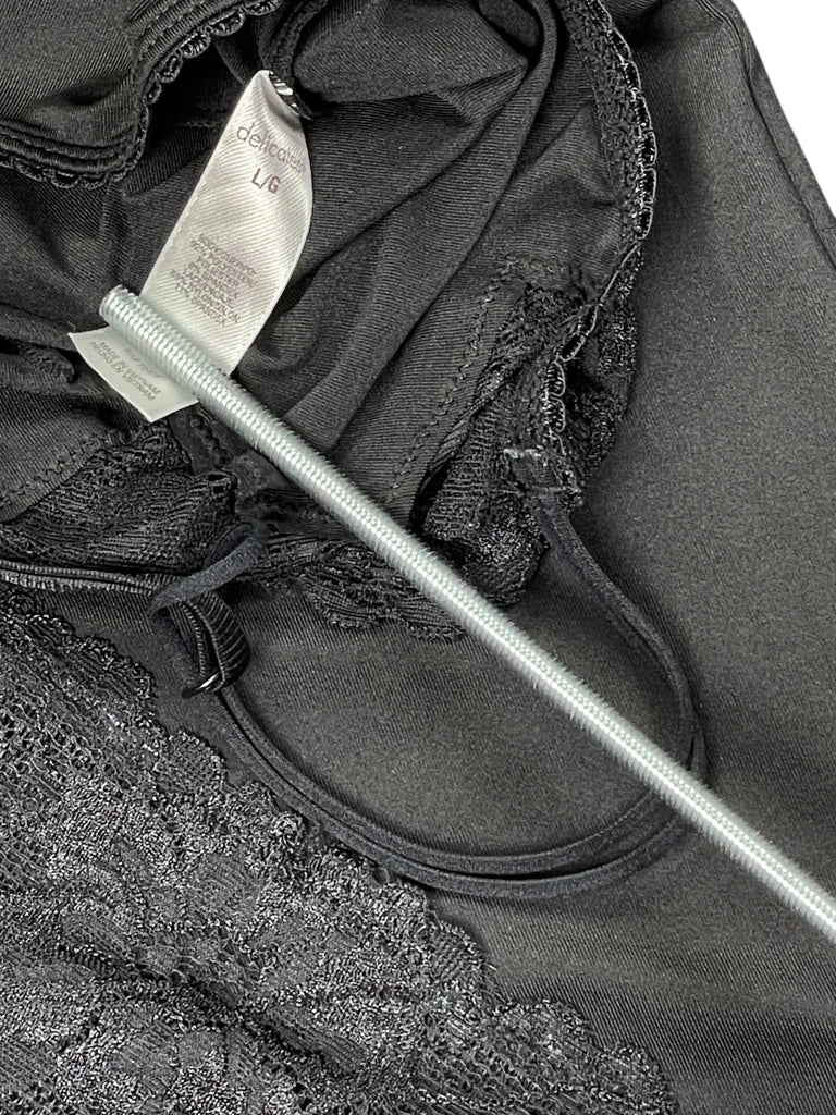 detail view, Delicates Black Lace Trim Vintage Top, vintage Y2K second hand piece