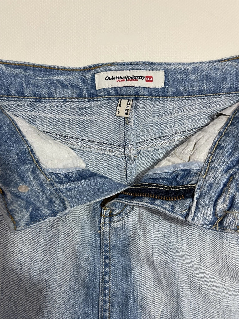 detail view, Obiettivo Industry Denim Division Light Wash Low Rise Denim Mini Skirt Distressed Aesthetic, vintage Y2K second hand piece