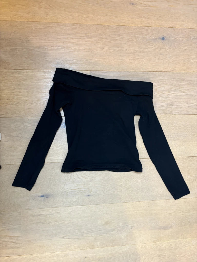 Off-Shoulder Longsleeve