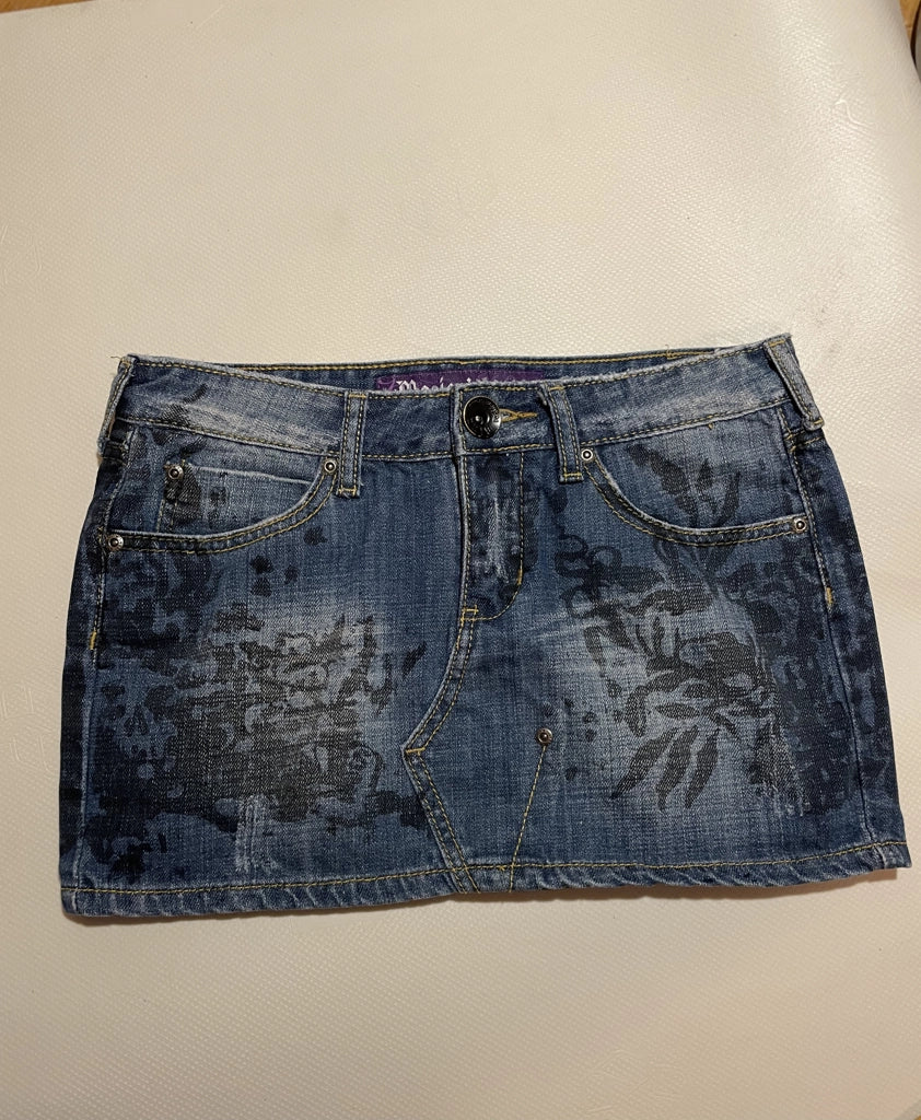 detail view, Low Rise Printed Denim Mini Skirt Dark Floral Monicas Fashion, vintage Y2K second hand piece, image 6