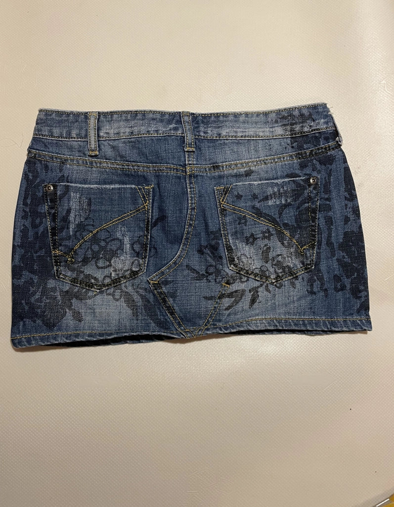 detail view, Low Rise Printed Denim Mini Skirt Dark Floral Monicas Fashion, vintage Y2K second hand piece, image 4