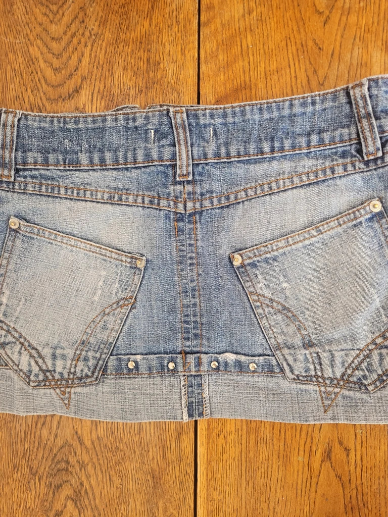 detail view, Lucky's Fashion Y2K Washed Blue Denim Skirt, vintage Y2K second hand piece, image 4