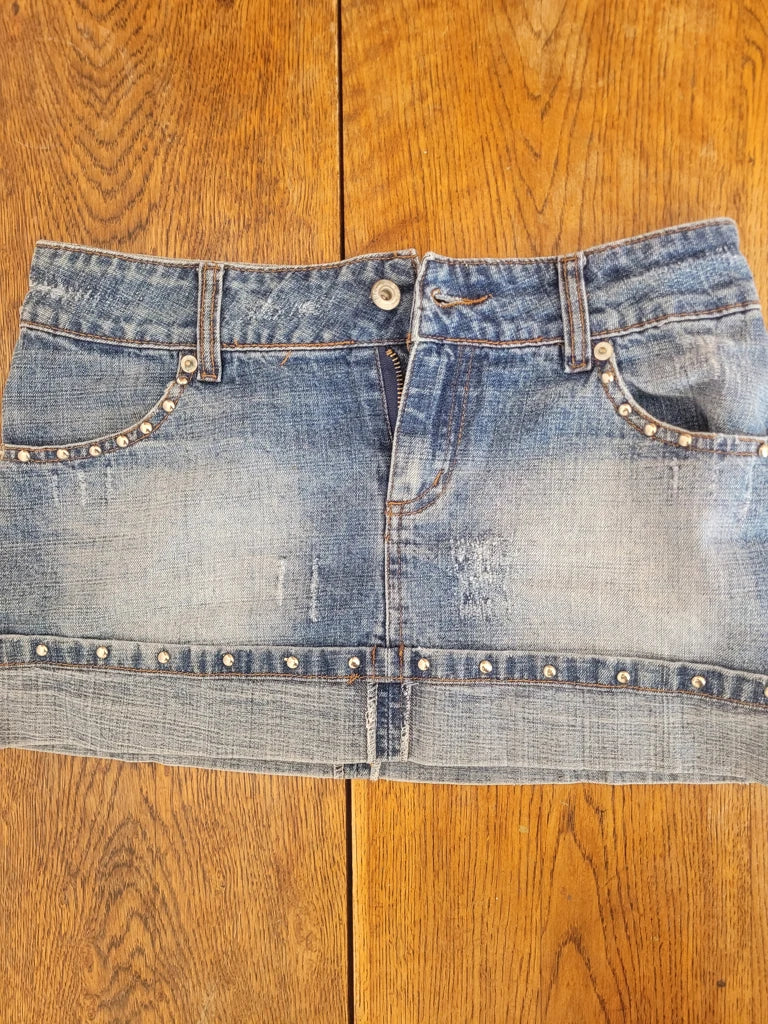 detail view, Lucky's Fashion Y2K Washed Blue Denim Skirt, vintage Y2K second hand piece, image 6