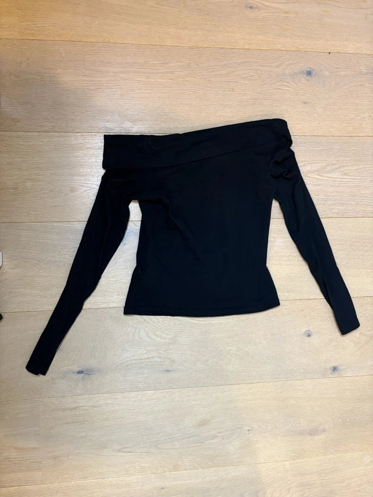 Off-Shoulder Longsleeve