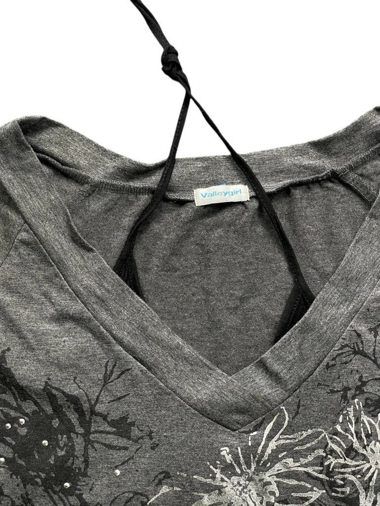 detail view, Valleygirl Grey Y2K Floral Graphic Tee with Vintage Charm, vintage Y2K second hand piece