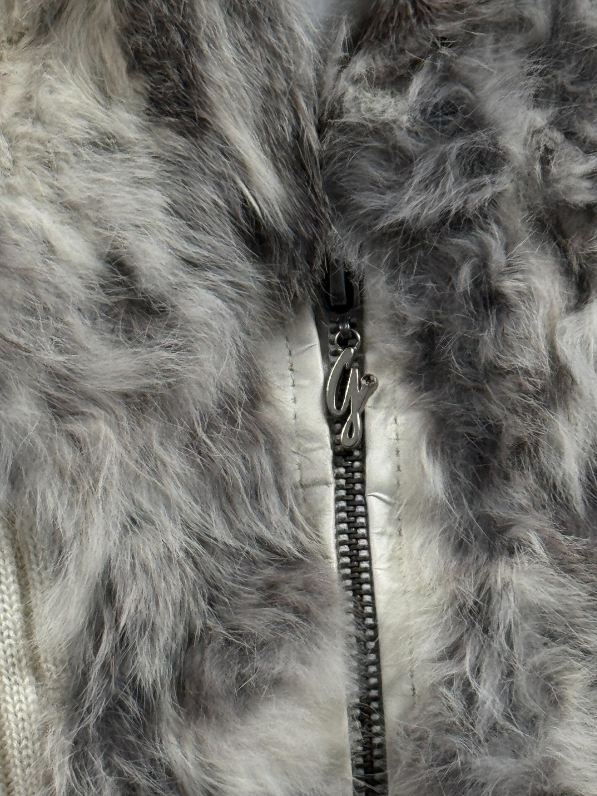 detail view, Guess Jeans White Rabbit Fur Vest Women, vintage Y2K second hand piece, image 6