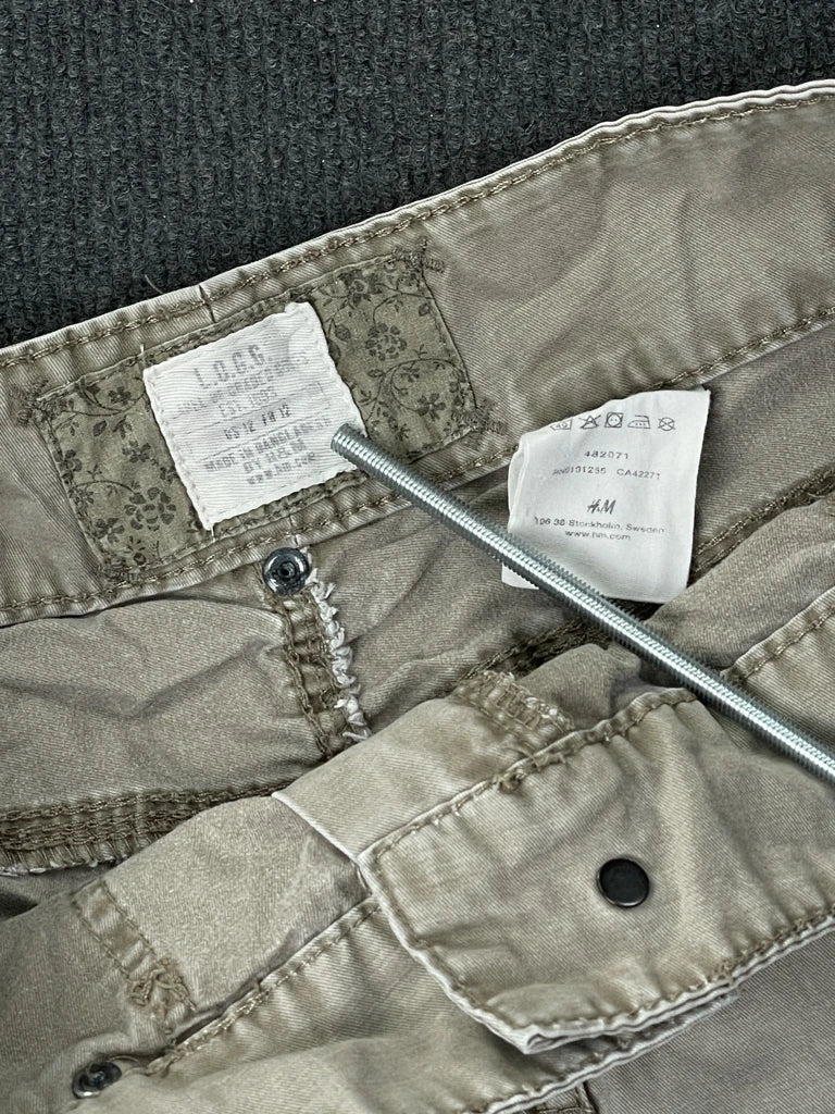 detail view, H&M Earthtone Pocket Skirt in Cargo Style, vintage Y2K second hand piece, image 5