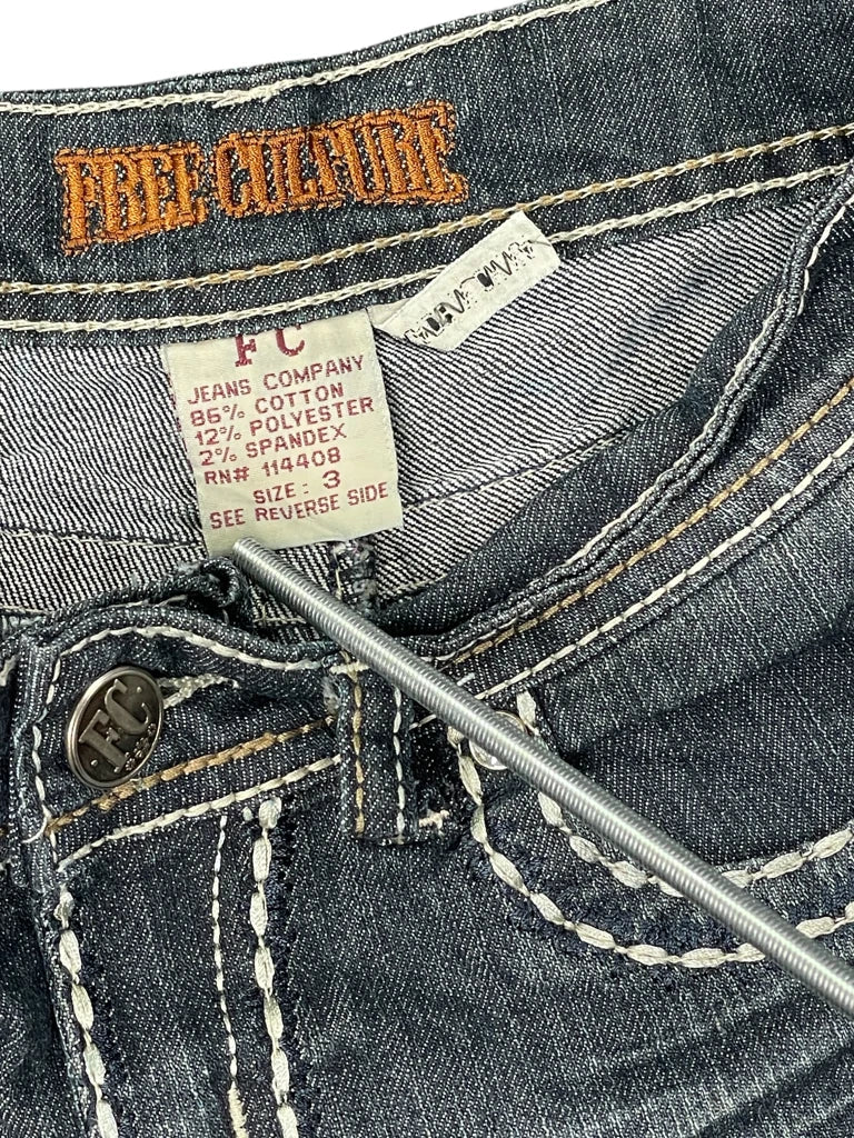 detail view, Free Culture Dark Wash Vintage Denim Hotpants, vintage Y2K second hand piece