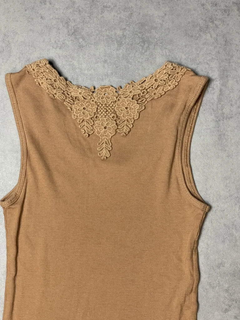 detail view, Uniqlo Tank Top with Lace, vintage Y2K second hand piece, image 4