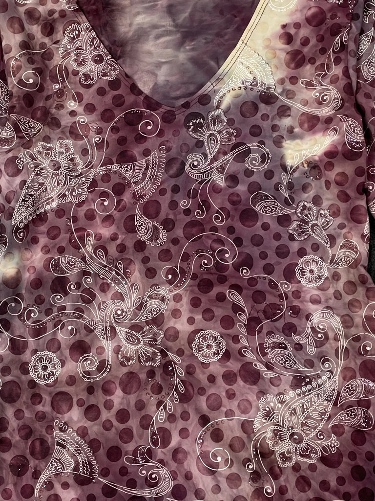 detail view, V-cut pink paisley pattern blouse by Dressbarn (ONESIZE), vintage Y2K second hand piece, image 4