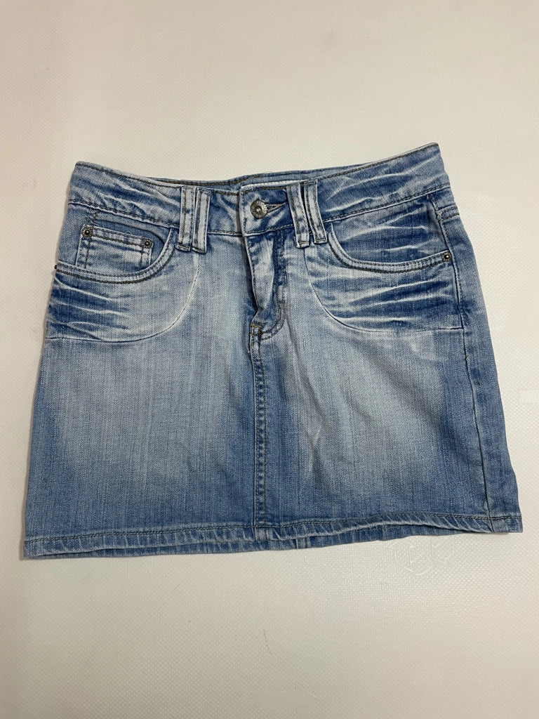 detail view, Obiettivo Industry Denim Division Light Wash Low Rise Denim Mini Skirt Distressed Aesthetic, vintage Y2K second hand piece, image 6