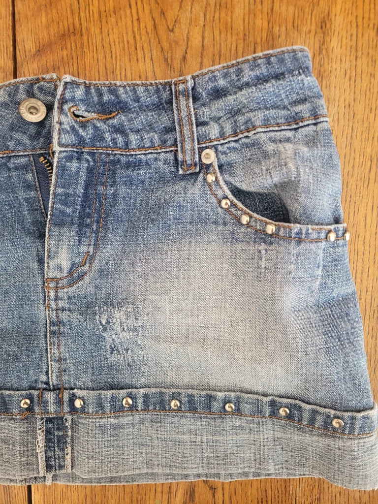 detail view, Lucky's Fashion Y2K Washed Blue Denim Skirt, vintage Y2K second hand piece, image 5