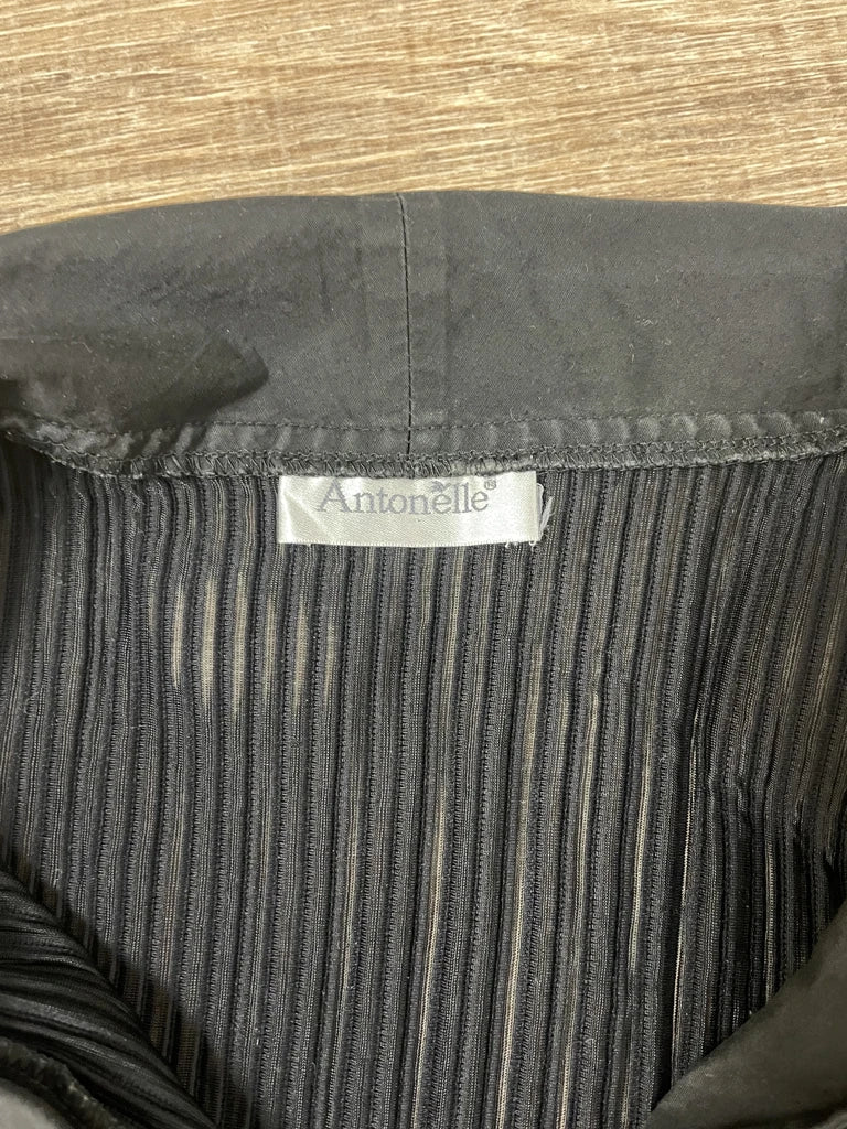 detail view, Antonelle Classic Black Shirt, vintage Y2K second hand piece, image 5