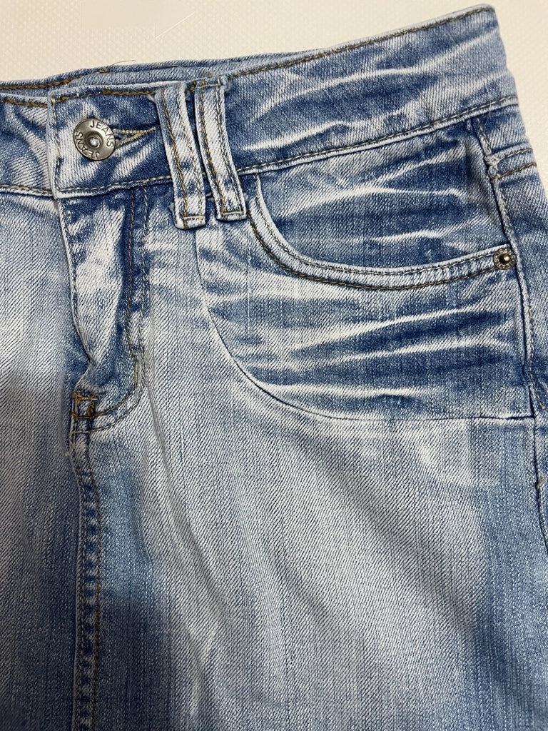 detail view, Obiettivo Industry Denim Division Light Wash Low Rise Denim Mini Skirt Distressed Aesthetic, vintage Y2K second hand piece, image 5