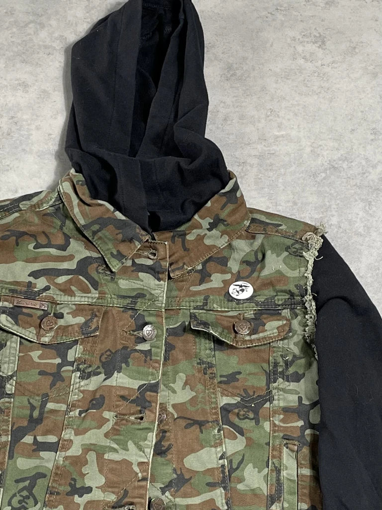 detail view, Luxirie camo hoodie, vintage Y2K second hand piece, image 4