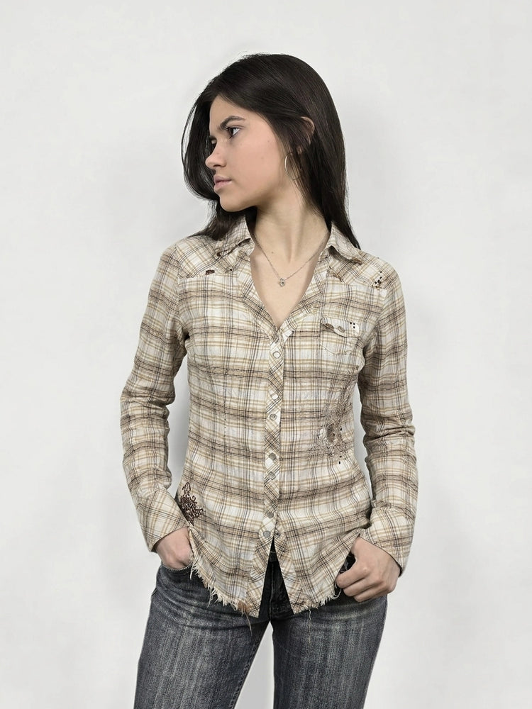 Chic Plaid Button-Up Shirt with Frayed Hem (L)