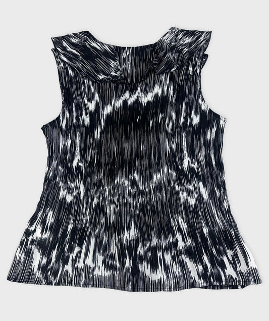 Back view of black and white plissé top with ruffled detail.