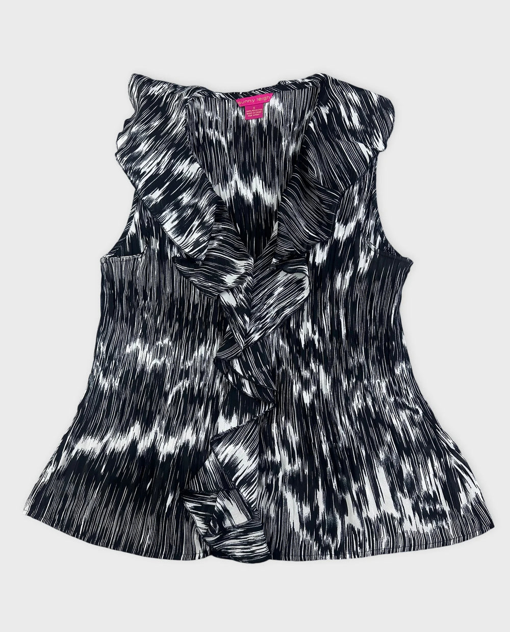 Chic plissé top in black and white with ruffled detail front view