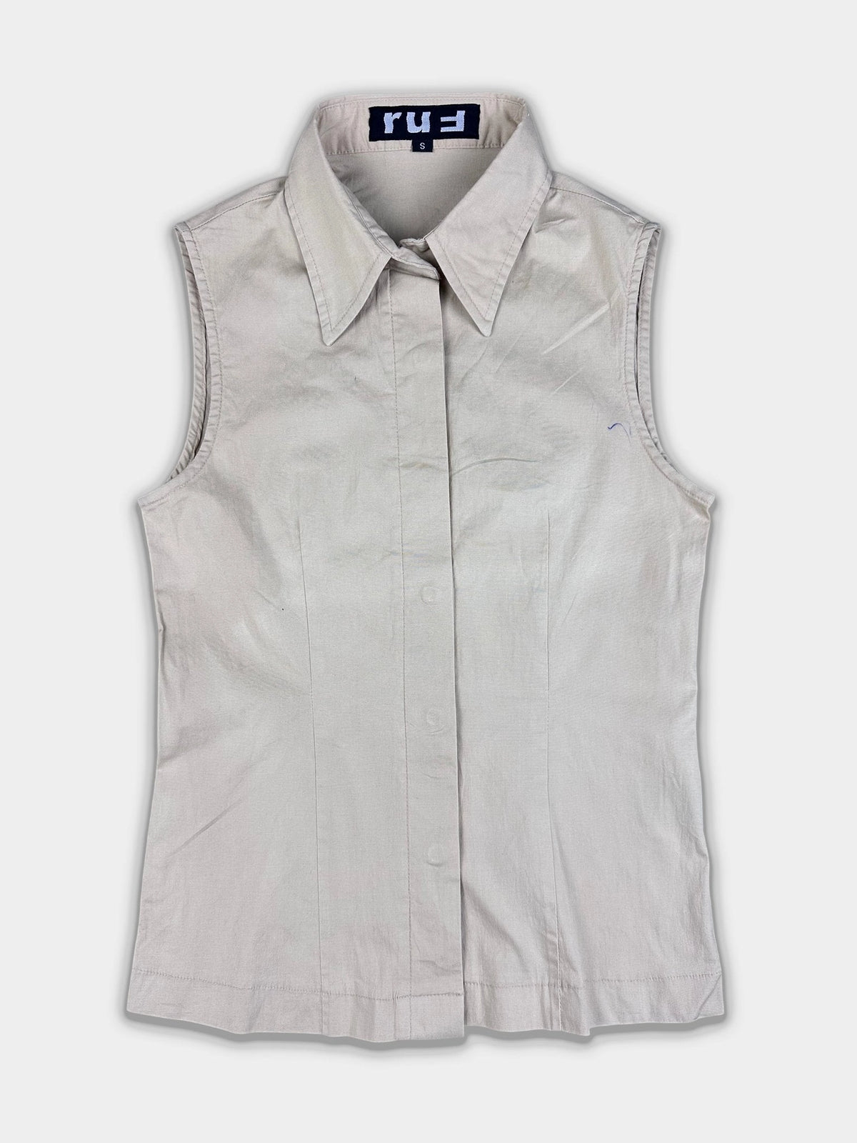 Chic sleeveless top in light gray with a sharp collar front view