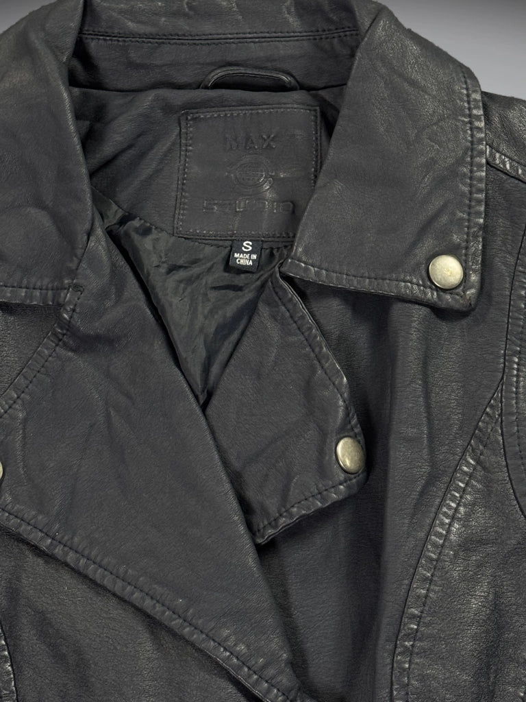detail view, Max Studio Black Faux Leather Jacket Women, vintage Y2K second hand piece, image 4