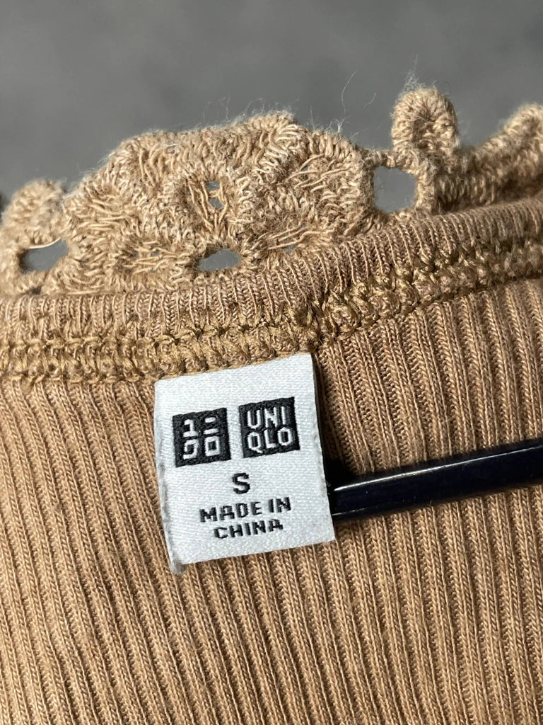 detail view, Uniqlo Tank Top with Lace, vintage Y2K second hand piece