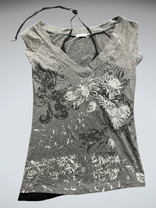 front view, Valleygirl Grey Y2K Floral Graphic Tee with Vintage Charm, vintage Y2K second hand piece