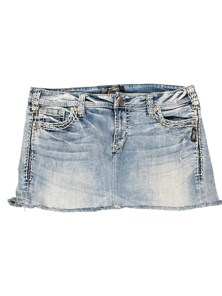 detail view, Silver Jeans Light Wash Raw Hem Denim Mini Skirt, vintage Y2K second hand piece, image 4