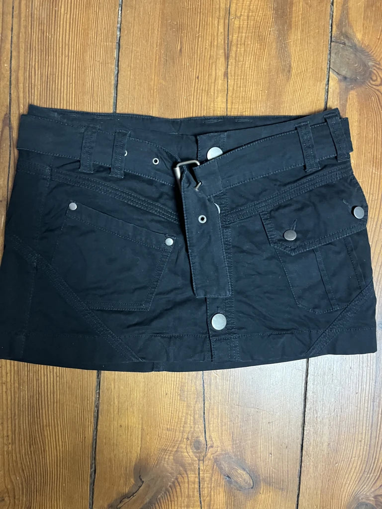 detail view, Sisley Black Miniskirt with Belt, vintage Y2K second hand piece, image 6