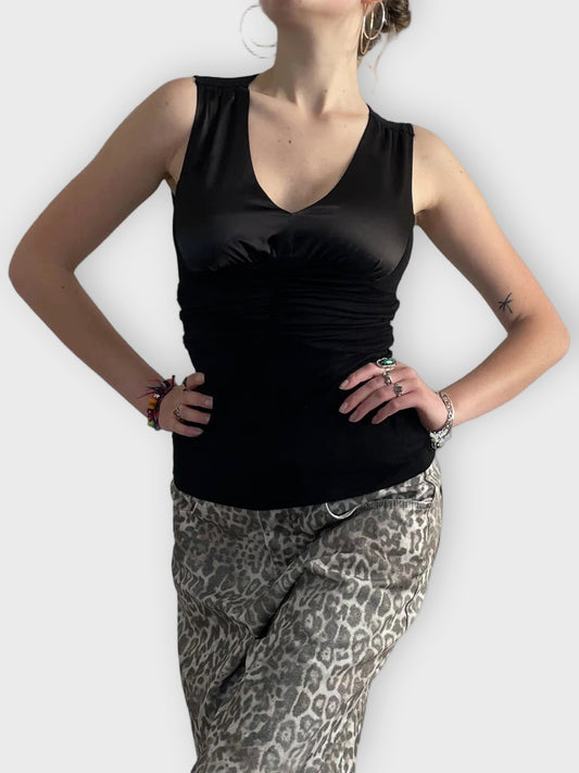 front view, Suzy night flow – deep v black tank, vintage Y2K second hand piece