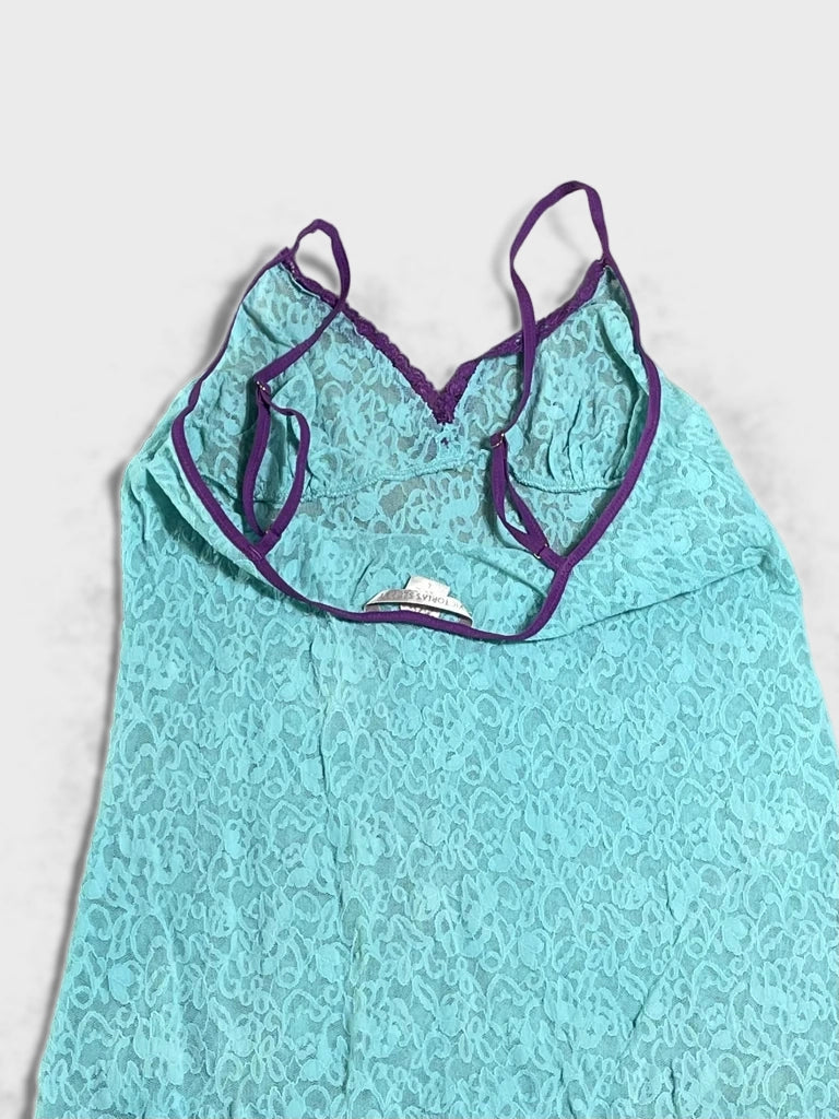 detail view, Vuctoria’s Secret turquoise lace dress, vintage Y2K second hand piece