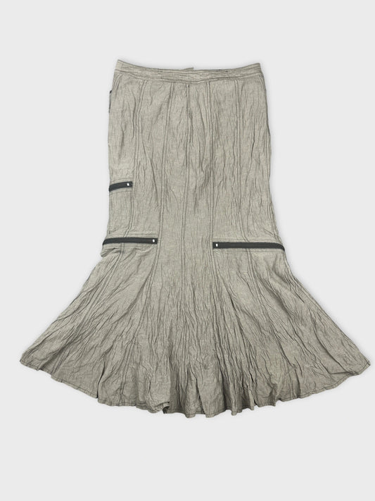 Back view of a women's vintage skirt in light gray with pleated texture.