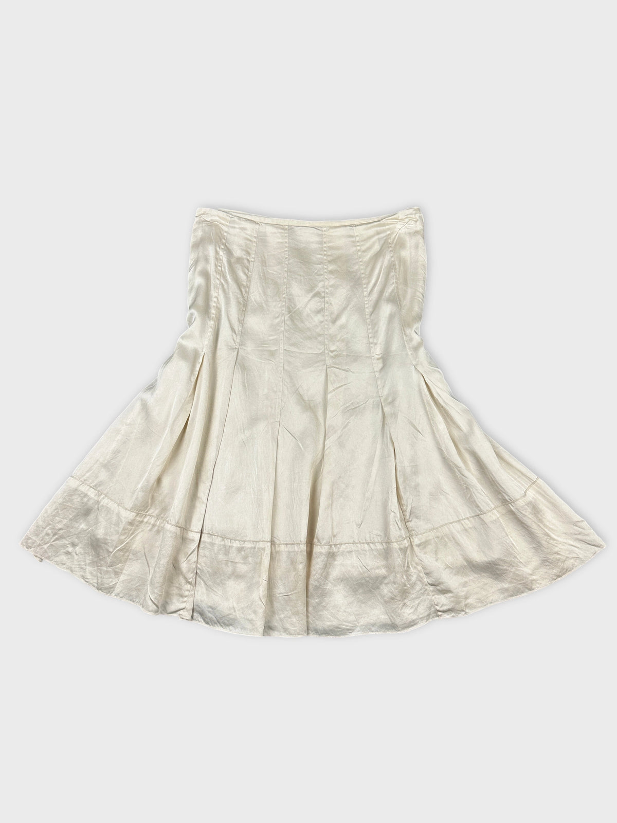Back view of a white vintage skirt featuring pleats and a flared shape.