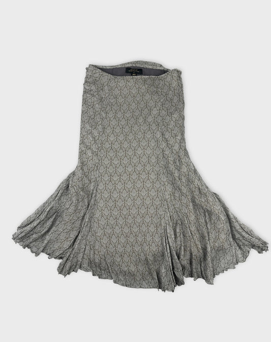 Front view of a vintage skirt in gray with a delicate pattern.