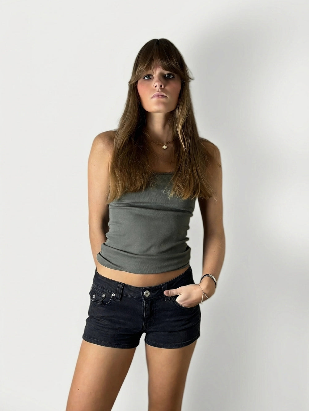Women denim shorts, black color, with front view detail of buttons.