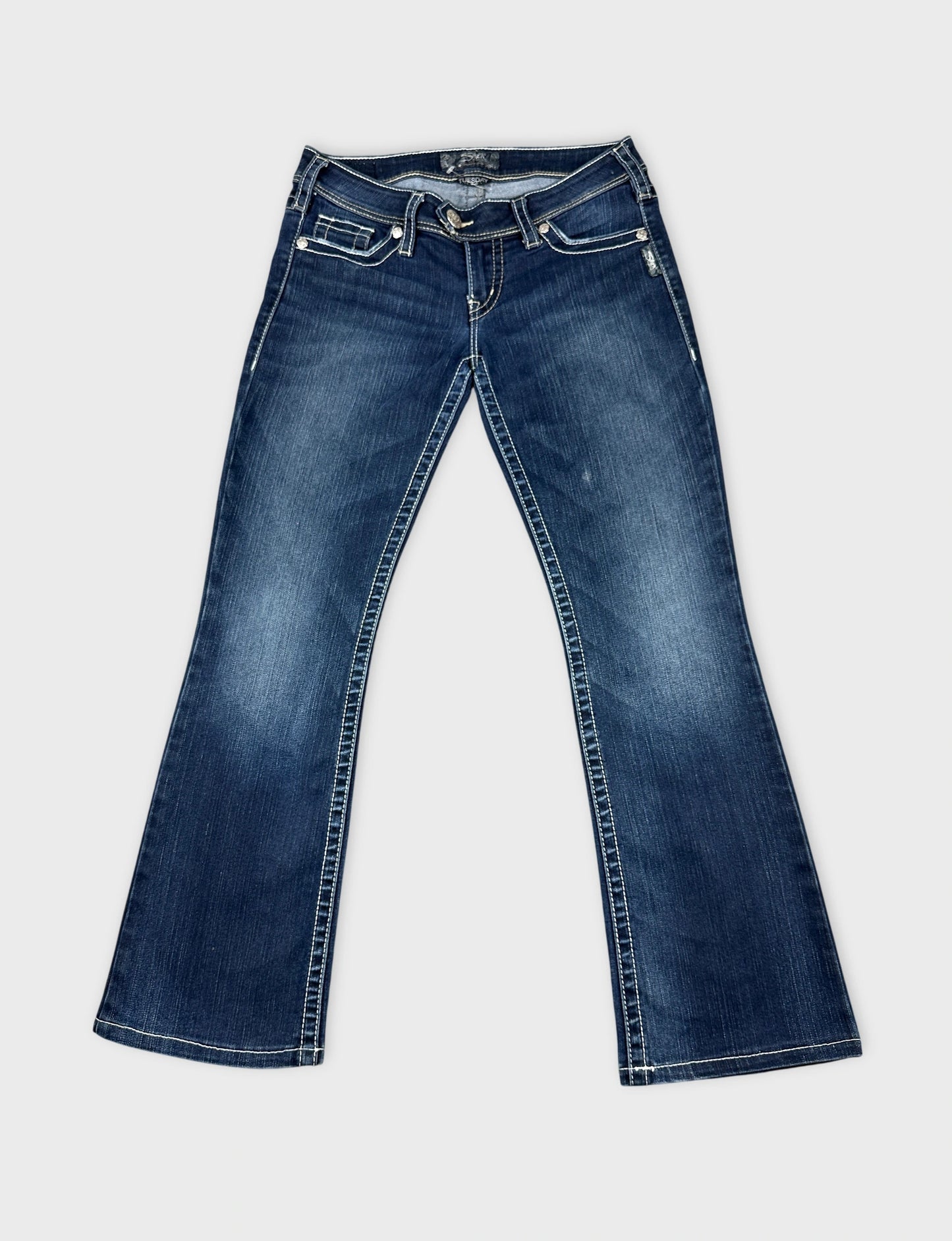 Front view of women long wide jeans in dark blue with a flared hem.