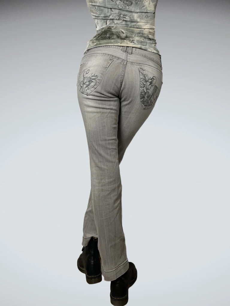 Narrow straight leg