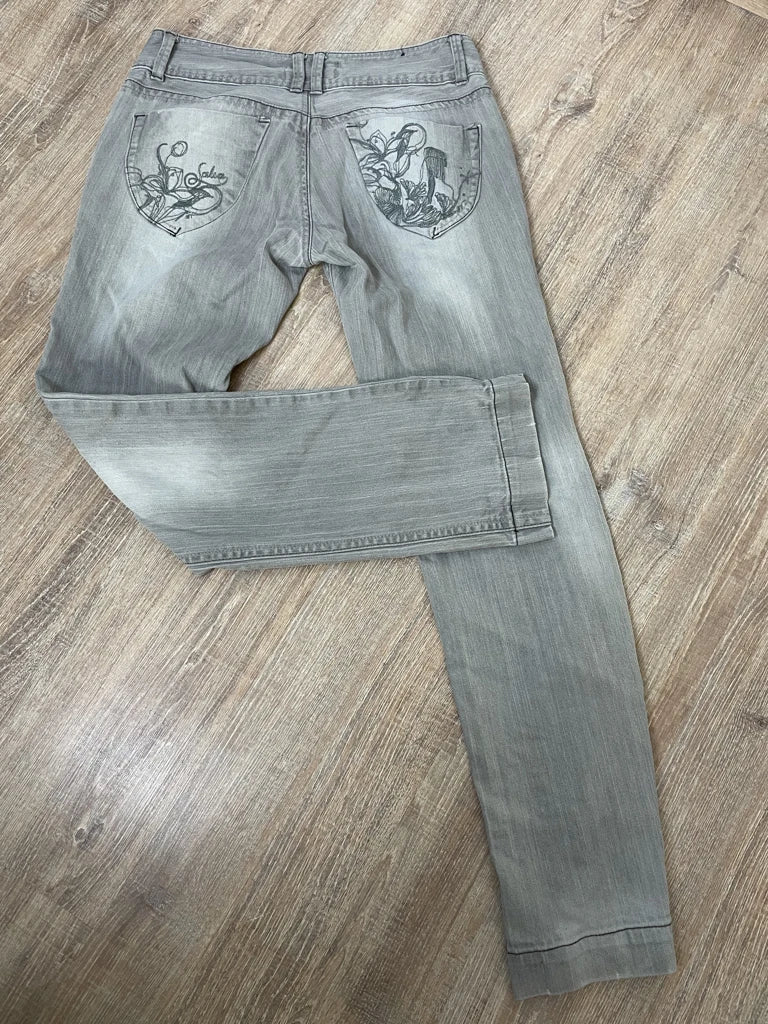 Narrow straight leg