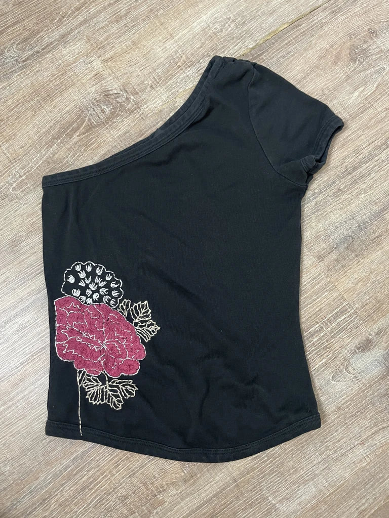 One-shoulder shirt