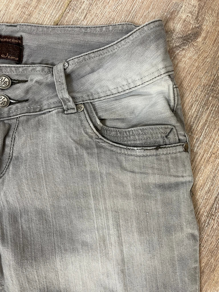 Narrow straight leg