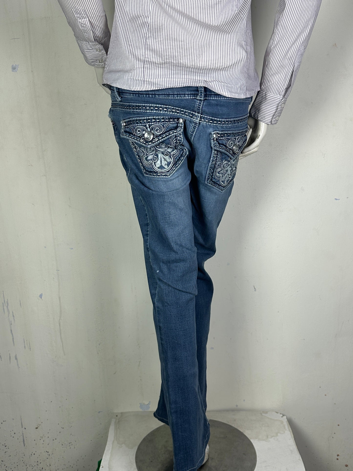Edgy Flare Jeans with Perfect Fit (W28 / M)